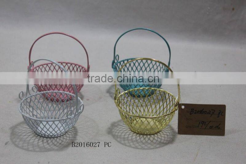 Round metal gift basket with a handle for wedding decoration