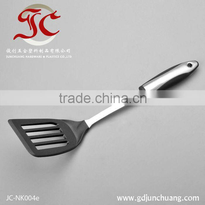 2016 Eco-friendly nylon slotted turner with TPR handle