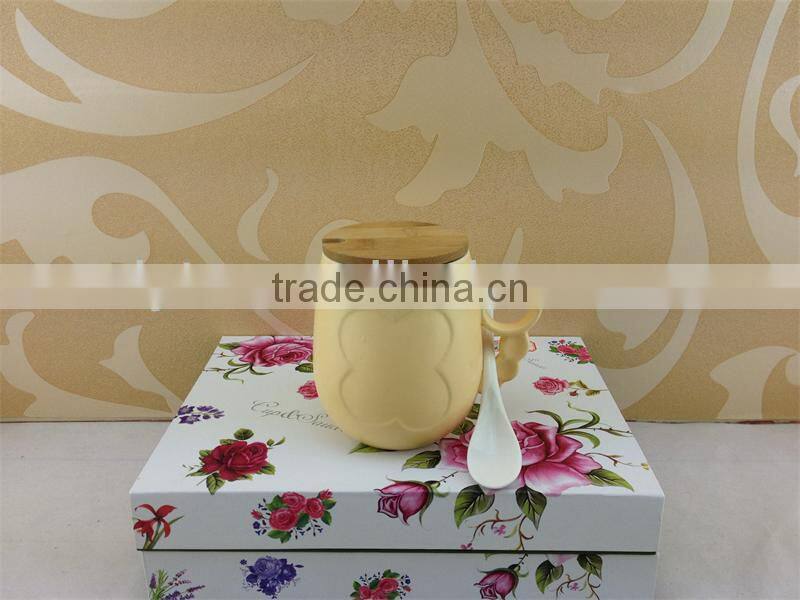 Assorted color ceramic coffee mug with cover and spoon