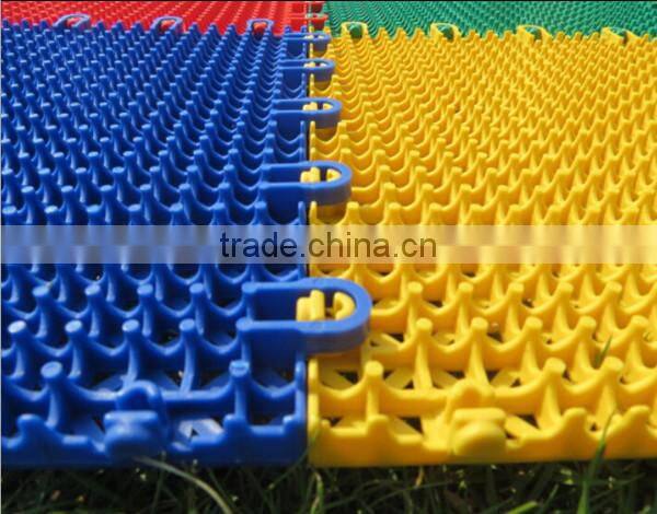Suspended interlocking sports plastic flooring