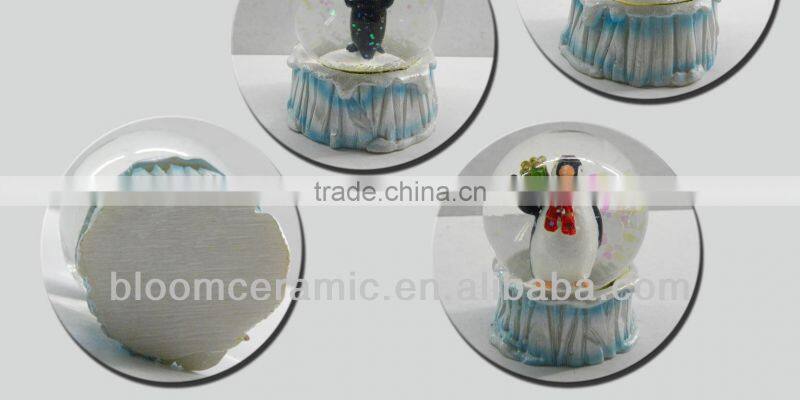 2014 High quality penguin water globe