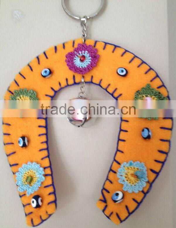 New hot sale China horseshoe shape evil eyes decor design key ring products promotional gift craft fabric felt keychain supplier