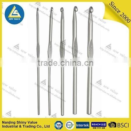 Single-head aluminum crochet hook