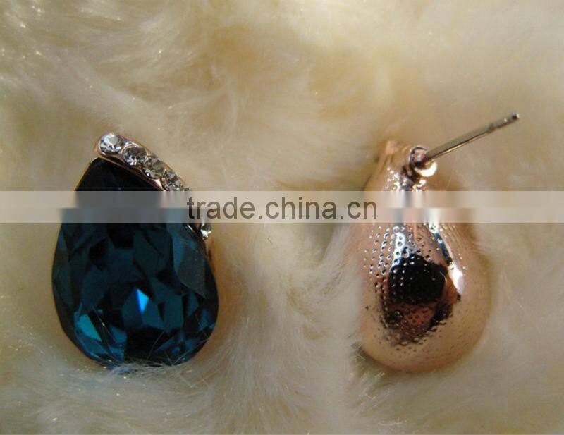 Blue crystal earrings fashion of large particles.Holiday gifts