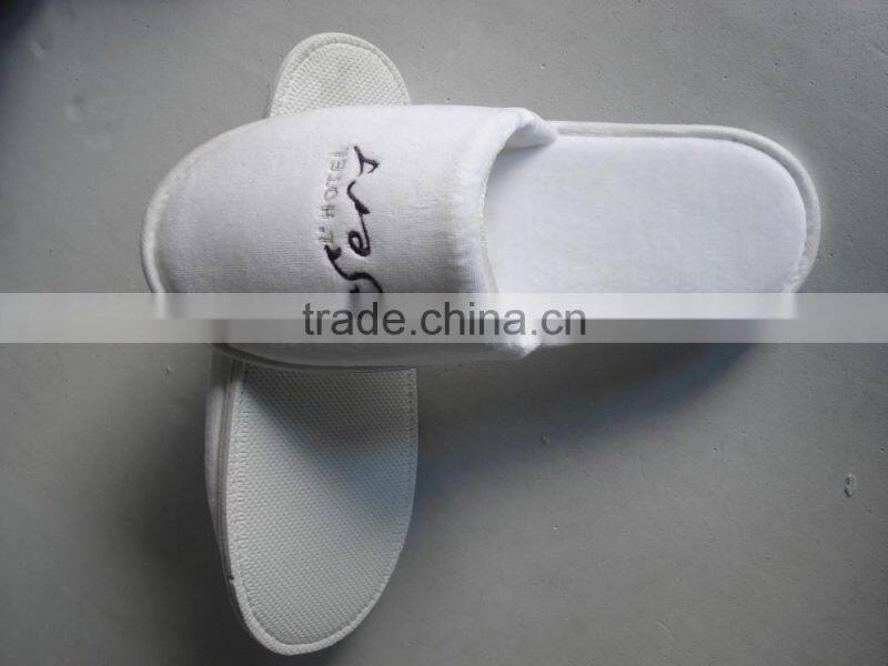 2016 Soft feeling wholesale white velour embroidery cheap hotel slipper