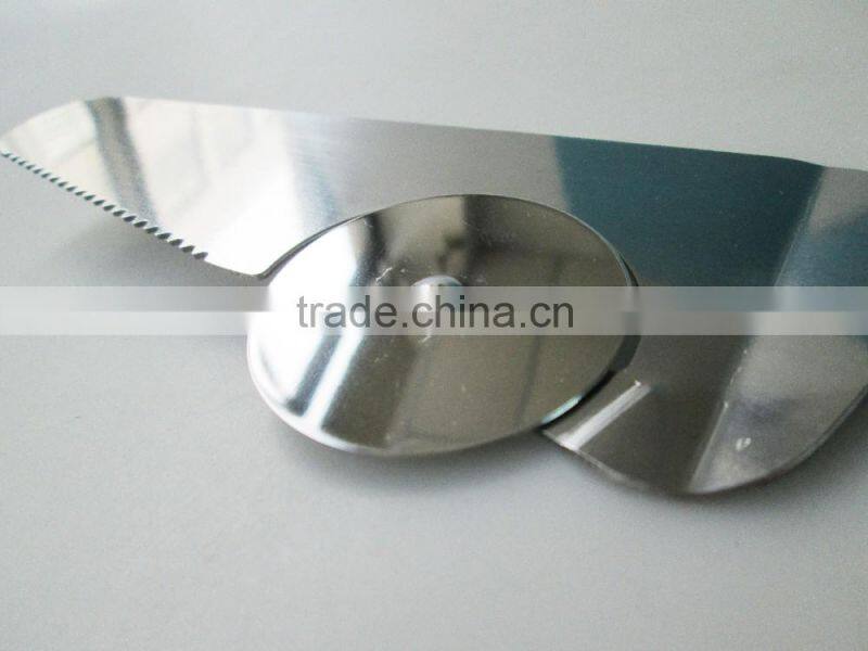 2015 Simple and convenient easy controlling Stainless Steel Cake Spatula with Wheel