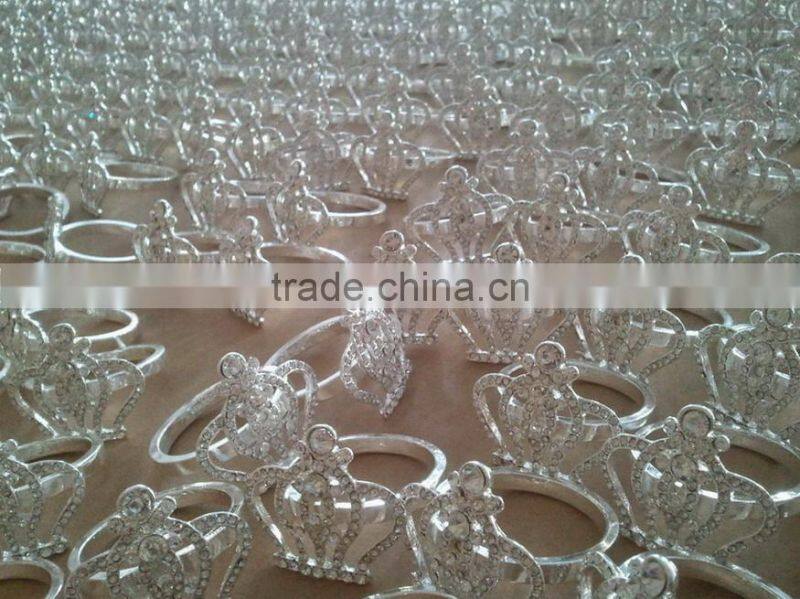 crown shaped metal alloy napkin ring