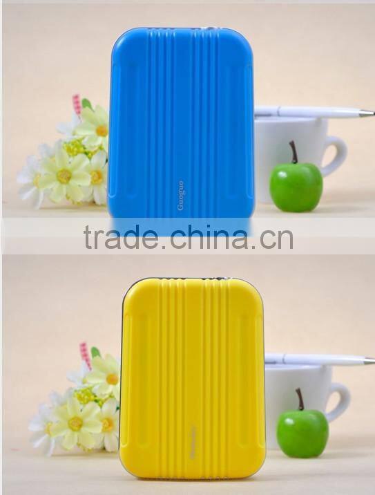 Guoguo high quality 8800mah RoHS FC suitcase fast charging travel dual usb power bank for iphone7