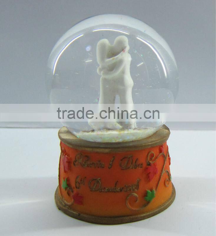 Lovers wedding souvenir gift snow globe