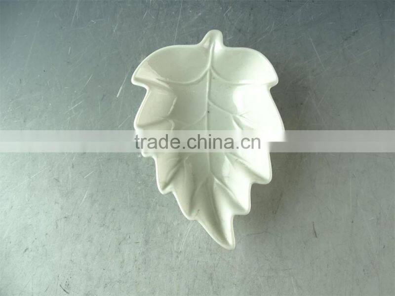 stock cheap popular small white porcelain leaf-shaped dish, good quality porcelain dish with cheap price