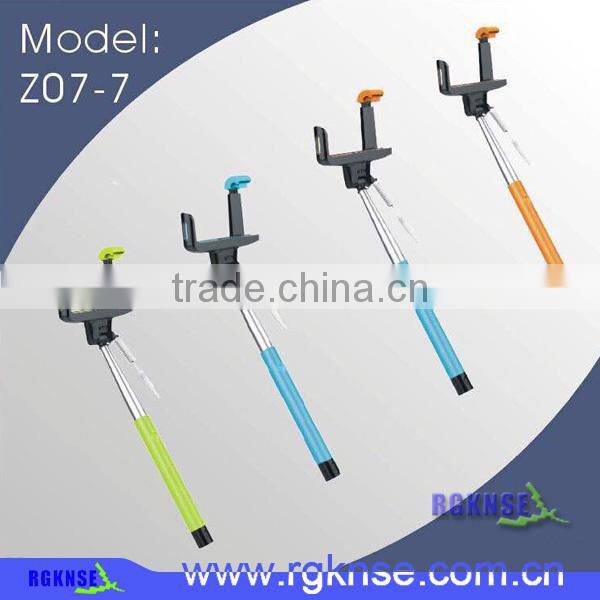 2015 fanshionable design cheap colorful charge free wire selfie stick 2015