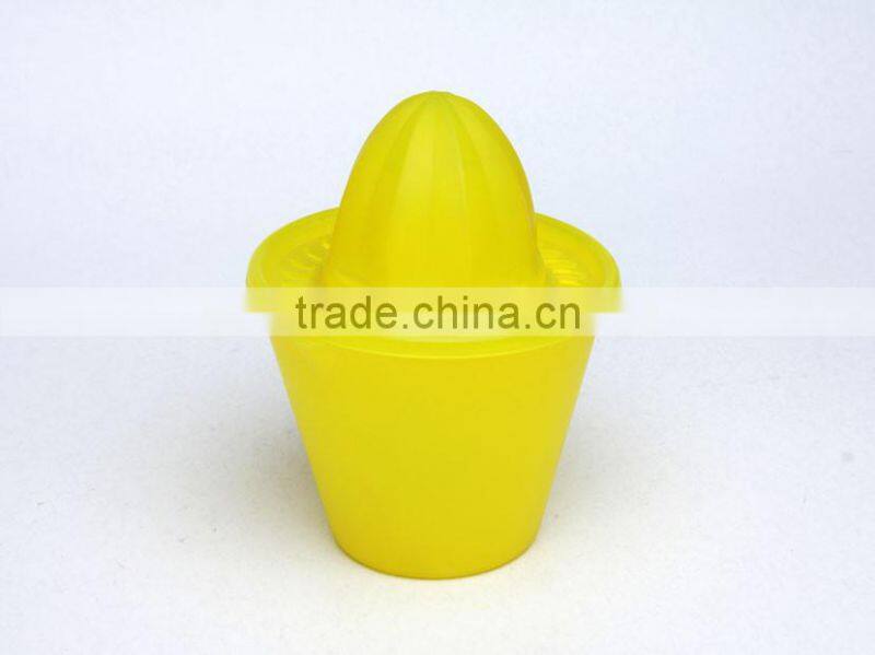 plastic manual fruit juicer