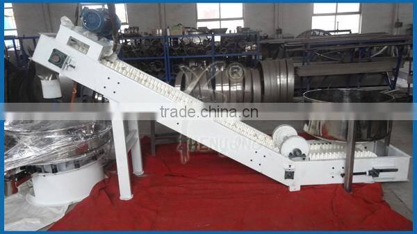 Fertilizer bead belt conveyor with silo