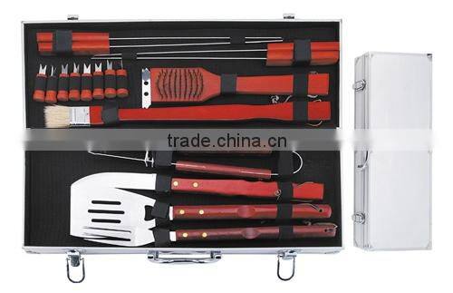 18pcs Big Size Wood Handle BBQ Set With Aluminum Suitcase