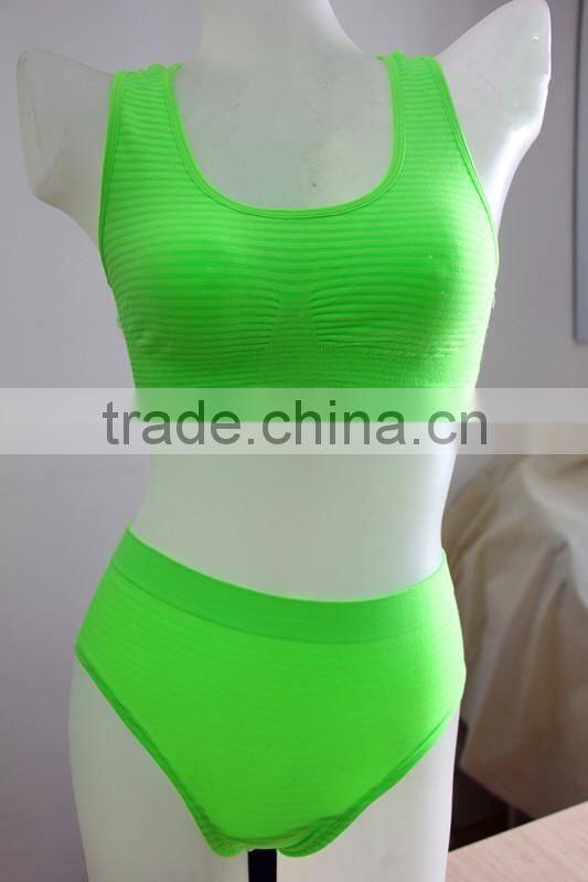 Wholesale fashion seamless women's green sports bra and shorts set