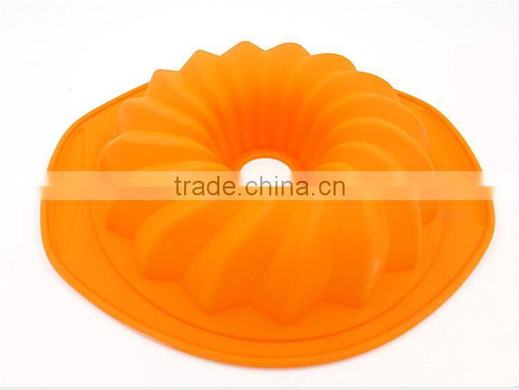Silicone cake mold with handle