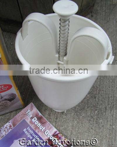 HAND HELD AUTOMATIC DONUT MAKER