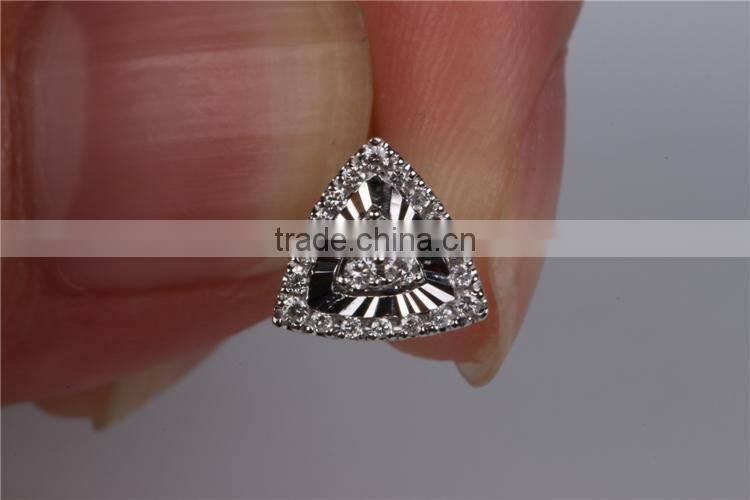 lasest design triangle earrings made of 18 K gold and diamond