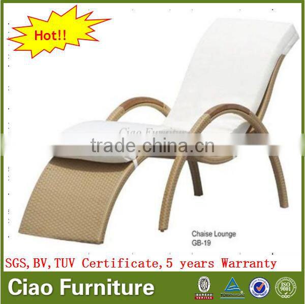 Modern style sun lounger easy care outdoor rattan lounge