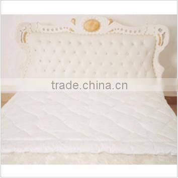 Supersoft breathable beautiful Aloe Vera printed quilt white