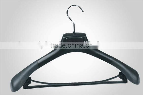 2016 Wholesale plastic hanger with logo with low cost