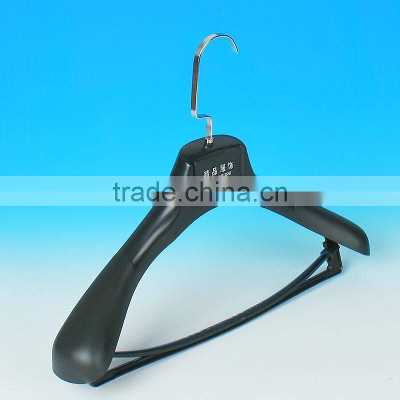 2016 Wholesale plastic hanger with logo with low cost