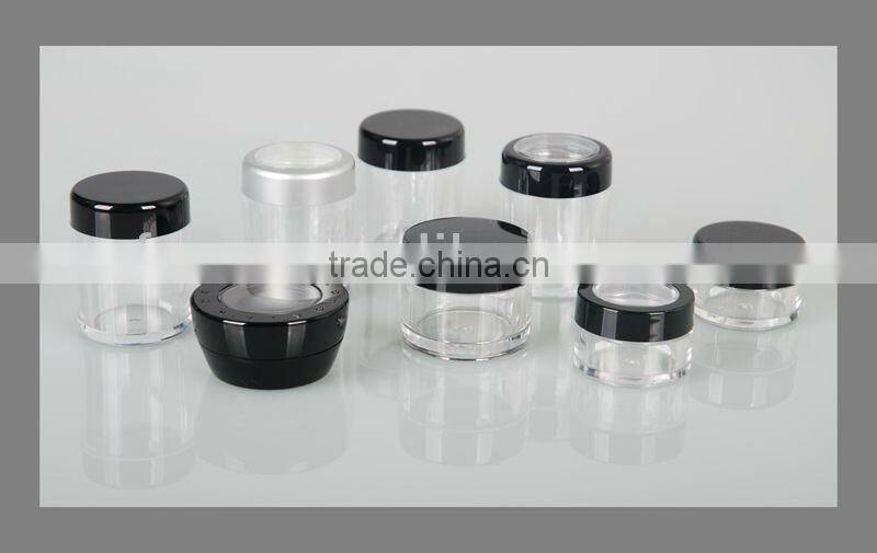 Shaked loose powder jar with sifter