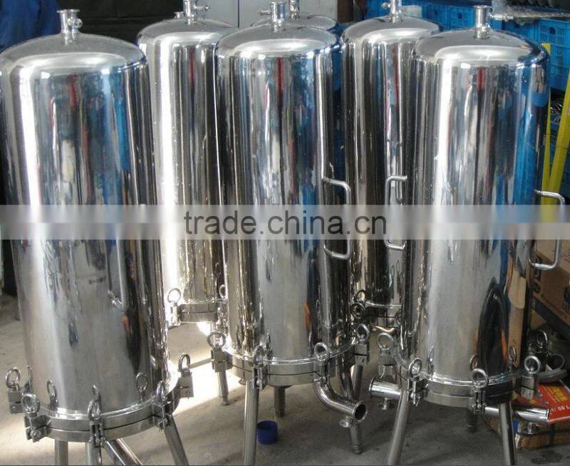 Liquid pressure storage tank