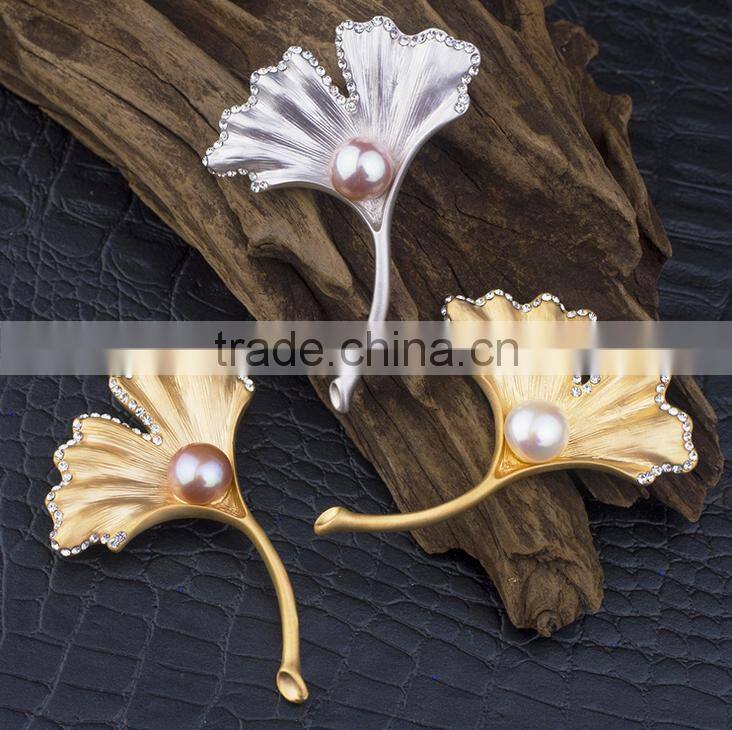Fashion natural pearl gold-plated ginkgo biloba brooch