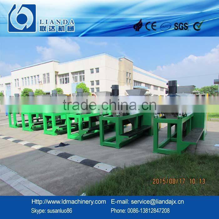 PE film squeezing granulating machine