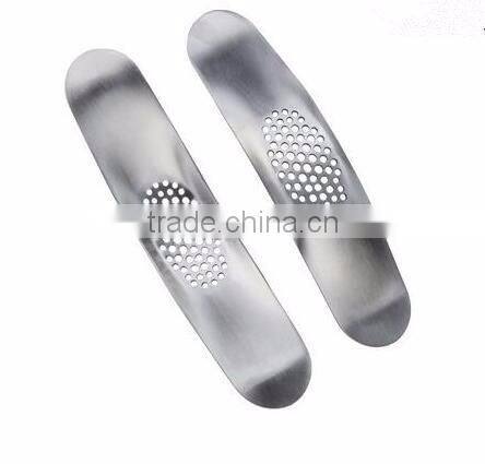 cy282 Curved garlic stainless steel 304/430 multi-functional manual garlic creative twist garlic kitchen worn garlic