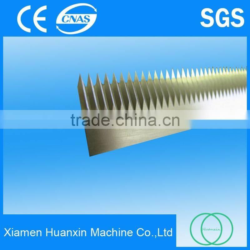 Packaging machine using serrated cutting blades