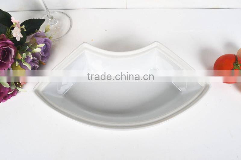 17.5" porcelain bakeware with lid