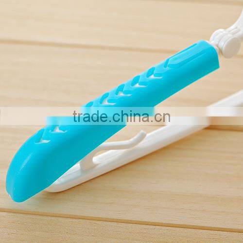 foldable and flexable plastic clothes hangers