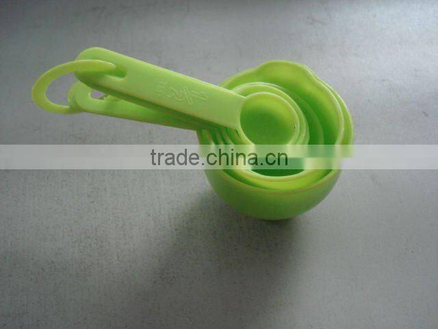 plastic measuring spoons