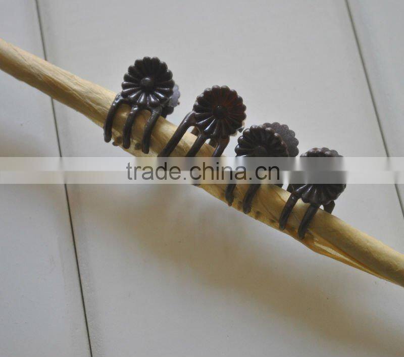 green daisy plant clip