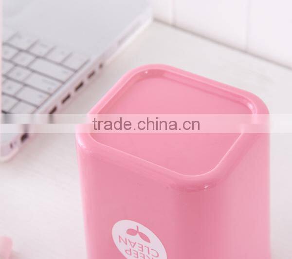 Little plastic dumpster with lid