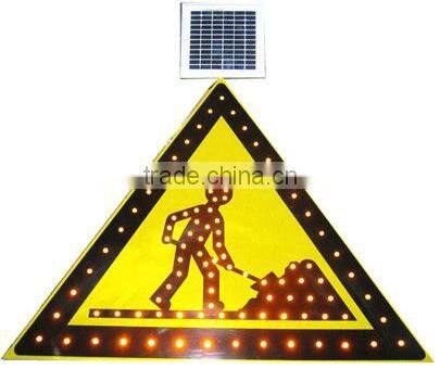 Solar powered construction traffic sign with triangle-shape
