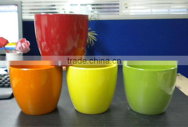 Stoneware garden pot with solid color