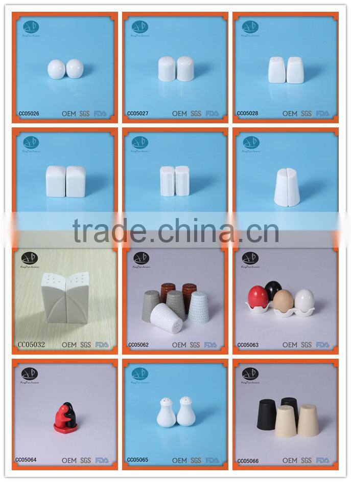 Hot selling ceramic hugging salt and pepper shaker set wedding favors,SGS/FDA/LFGB certification salt and pepper shaker