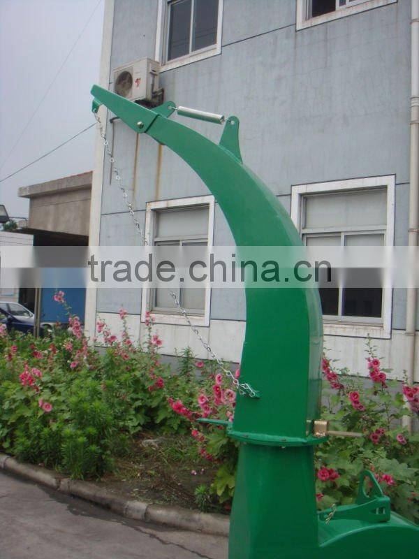 Self-feeding hydraulic wood chipper with CE