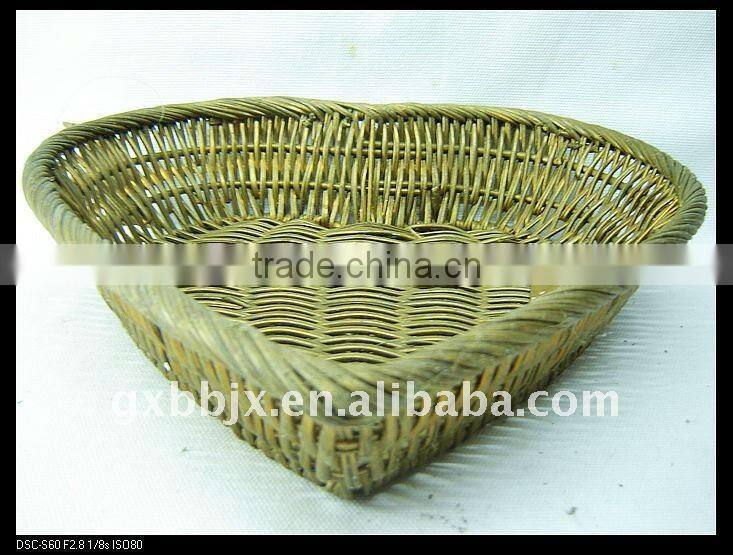 Heart shaped rattan iron frame storage fruit basket decoration