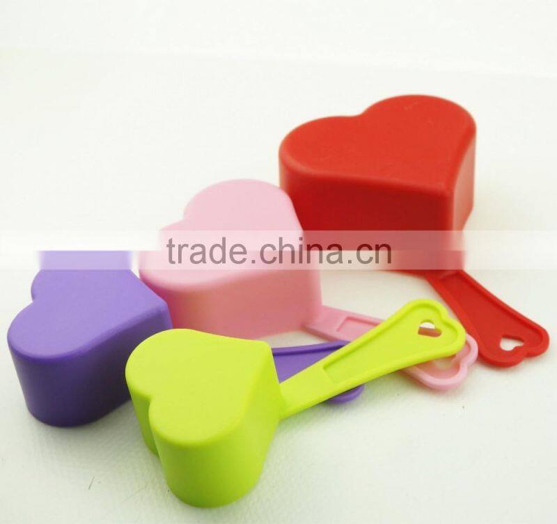 47009 4PCS HEART SHAPE MEASURING CUP