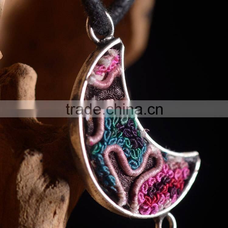 Wholesale exquisite moon shape design vintage moon shape pendant neklace pendant necklace