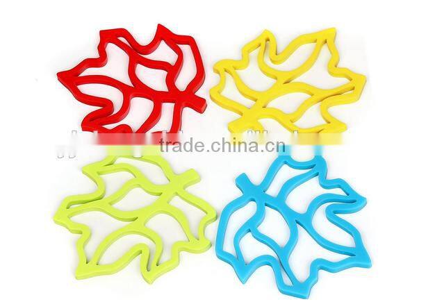 2016 Hot sale FDA and LFGB food grade colorful maple leaf shape non-sick silicone table mat & silicone drying mat