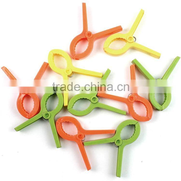 colored plastic laundry clip