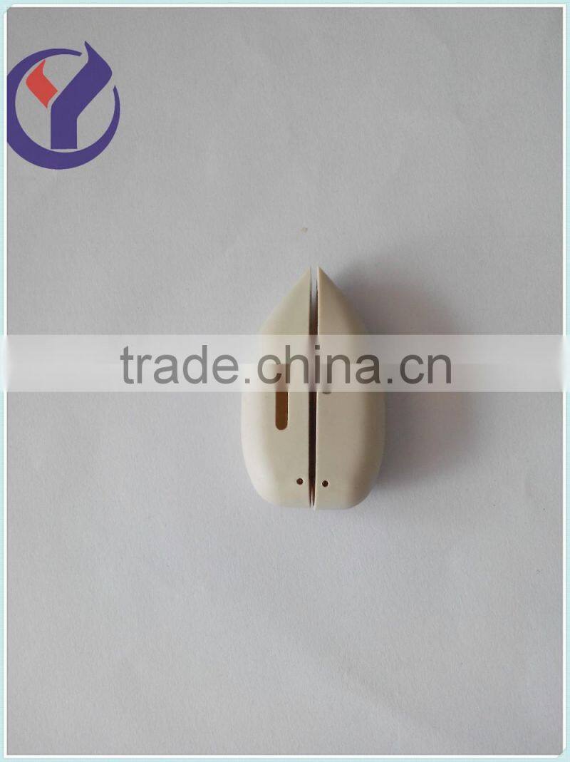 Plastic bobbin shuttle
