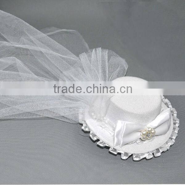 Hairpin with white small top hat and lace