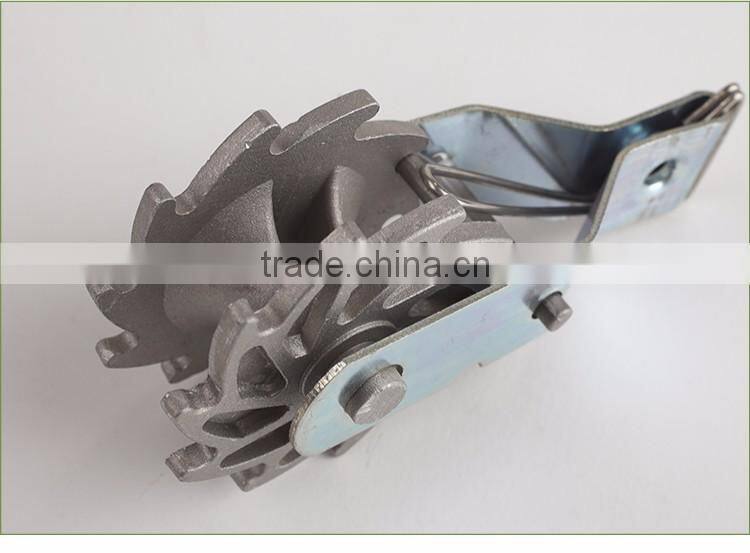 Electric fence ratchet wire strainer for high tension fencing wire