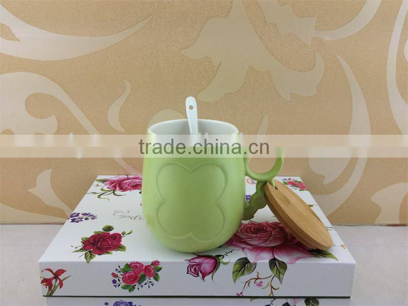 Assorted color ceramic coffee mug with cover and spoon
